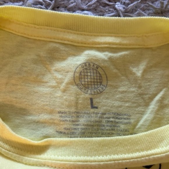 Urban Outfitters abstract graphic tee - size L - Picture 2 of 3